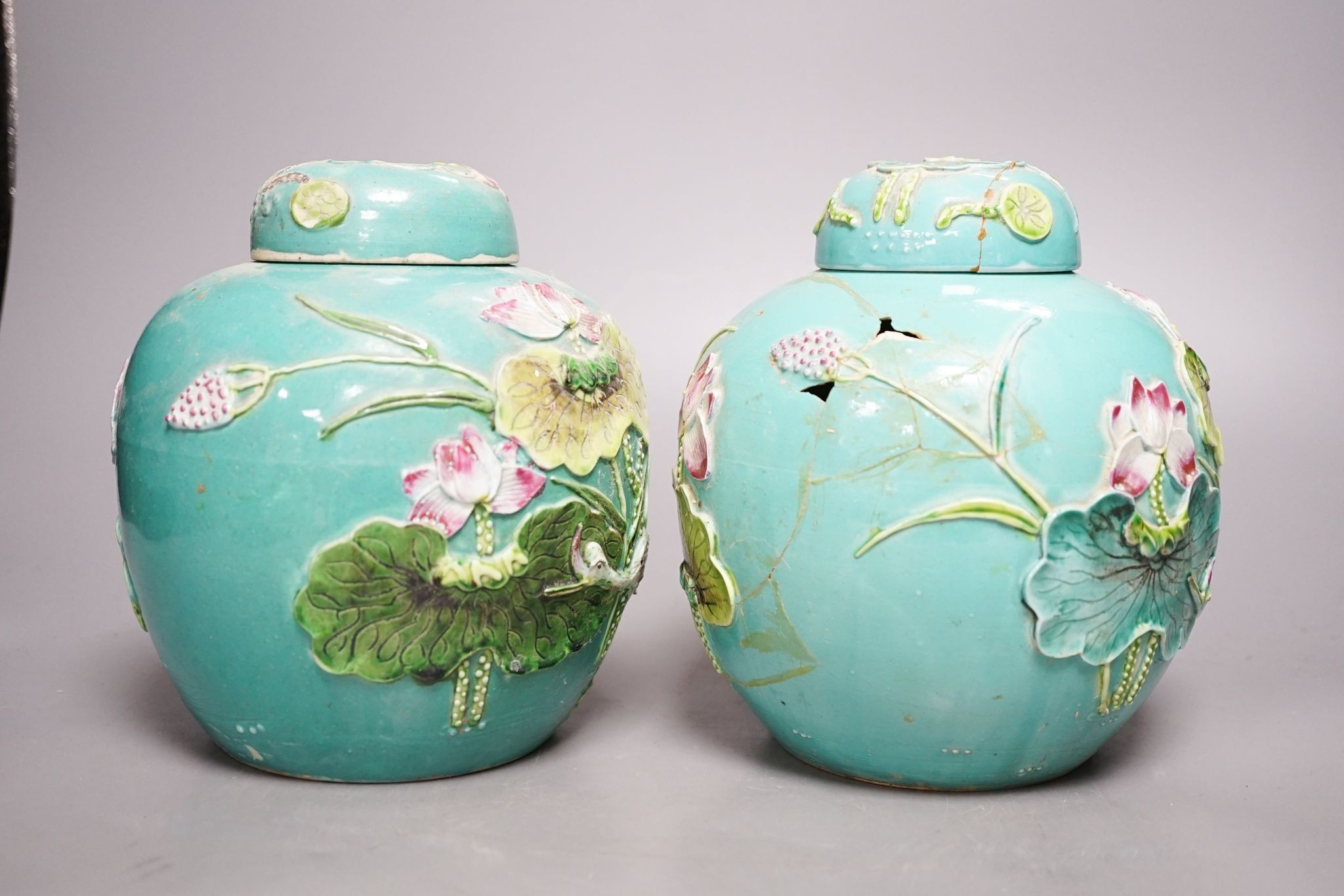 A pair of Chinese enamelled porcelain jars and covers, early 20th century, 17.5cm